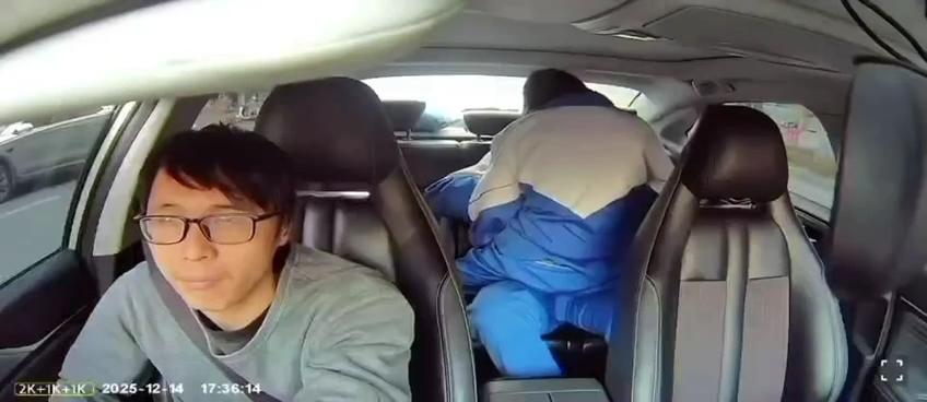 高州四中出租车事件，学生情侣上车就开始调情视频完整版